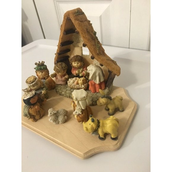 11 Piece Ceramic Christmas Nativity Scene w/Wood Crèche - Picture 3 of 12
